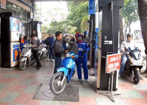 Giá xăng giảm hơn 700 đồng/lít