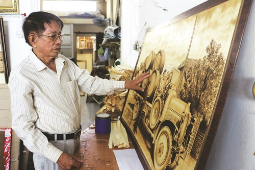 Người "thổi hồn" vào tranh lá thốt nốt