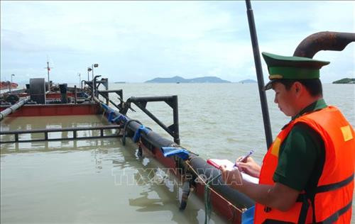 Bắt giữ 4 sà lan khai thác cát trái phép trên vùng biển Cần Giờ