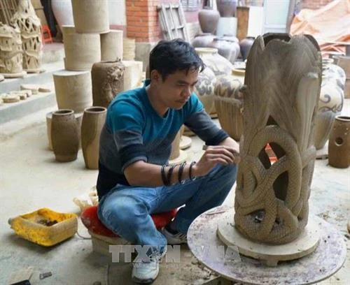 Người tiếp lửa cho gốm sành Hương Canh