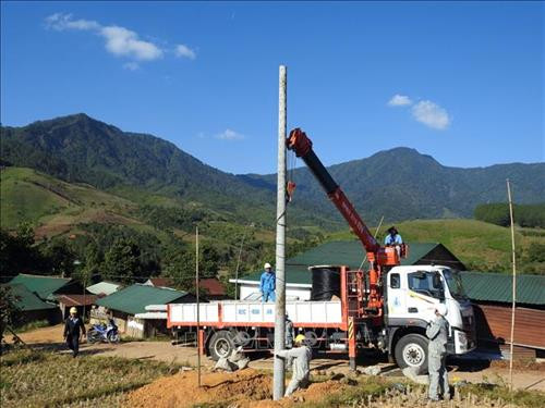 Gần 1.200 hộ dân vùng khó khăn ở Kon Tum được cấp điện lưới quốc gia