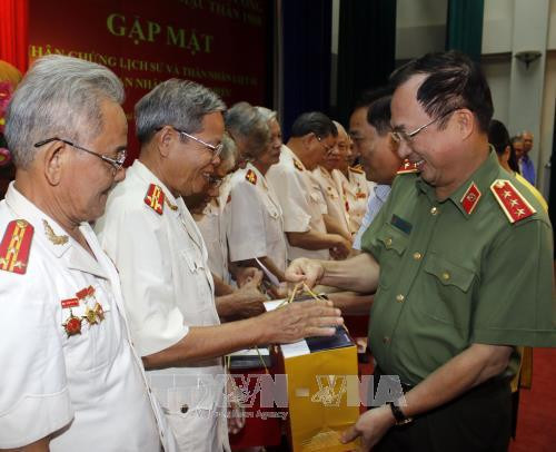 Gặp mặt nhân chứng lịch sử và thân nhân liệt sỹ Công an nhân dân