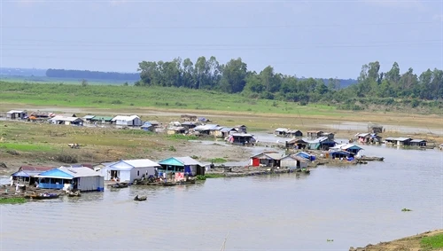 Lênh đênh cuộc sống làng bè trên sông La Ngà
