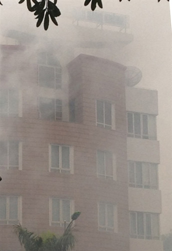 Khống chế cháy lớn ở đường Nguyễn Văn Cừ, Hà Nội