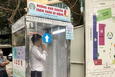 Dịch COVID-19: Buồng khử khuẩn toàn thân hỗ trợ ngăn ngừa dịch bệnh lây lan