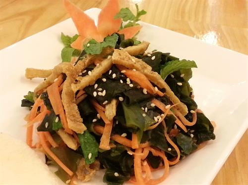 Hấp dẫn với gỏi rong biển Lý Sơn