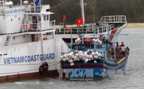 Lai kéo tàu cá cùng 9 ngư dân gặp nạn trên biển về đảo Phú Quý an toàn