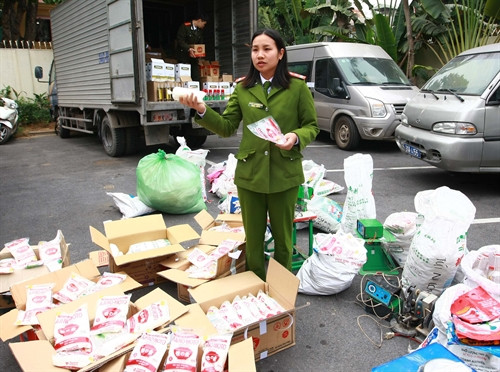 Bắt khẩn cấp đối tượng sản xuất, buôn bán mì chính, bột giặt giả