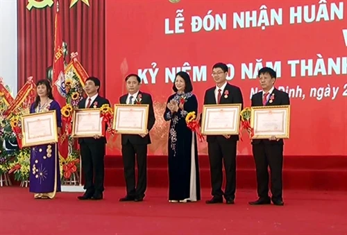 Phó Chủ tịch nước Đặng Thị Ngọc Thịnh dự lễ kỷ niệm 60 năm thành lập Trường Đại học Kinh tế - Kỹ thuật Công nghiệp