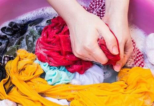 Cách chữa quần áo bị lem màu nhanh gọn và đơn giản