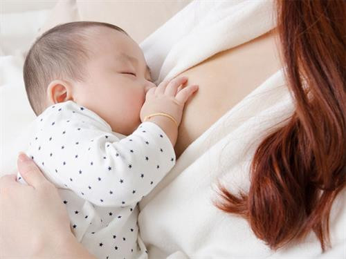 Nuôi con bằng sữa mẹ có thể giúp ngăn ngừa bệnh sốt rét ở trẻ sơ sinh​