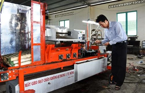  Nguyễn Hồng Chương người đưa máy tự chế vươn ra thế giới