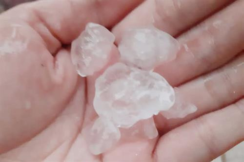 Mưa đá, dông lốc làm hư hỏng nhà ở và công trình công cộng ở Lào Cai