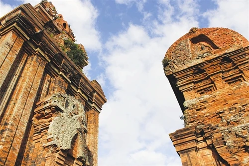 Vẻ đẹp cổ kính tháp Bánh Ít