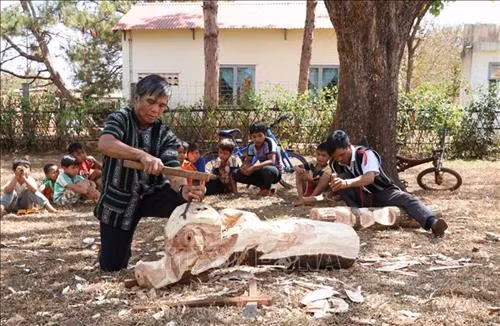 Nghệ nhân Ưu tú Ksor Krôh - Người đi tìm "hồn gỗ"