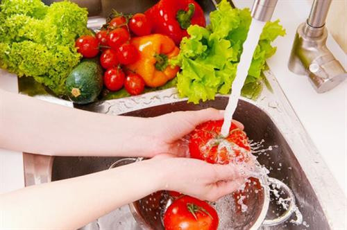 Ăn rau quả ngâm nước muối dễ mắc bệnh cao huyết áp, tim mạch
