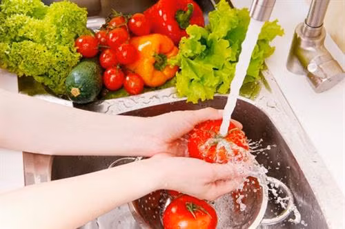 Ăn rau quả ngâm nước muối dễ mắc bệnh cao huyết áp, tim mạch