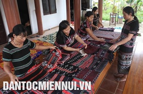 Phát triển bền vững nghề dệt Zèng A Lưới gắn với thu hút khách du lịch