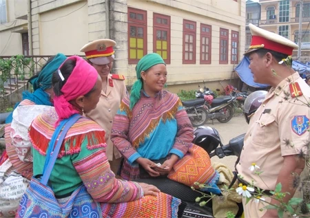 Khó đội mũ bảo hiểm vì phong tục