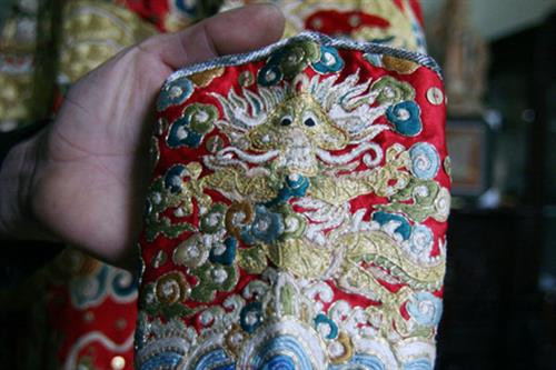 Nghề thêu long bào làng Đông Cứu