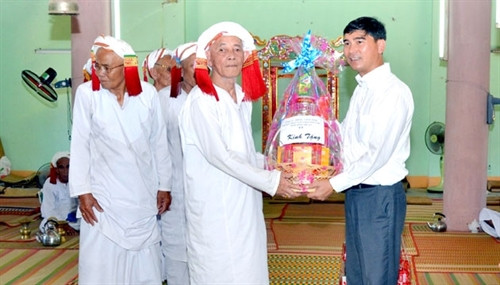 Thăm và chúc Tết Ramưwan đồng bào Chăm Hồi giáo