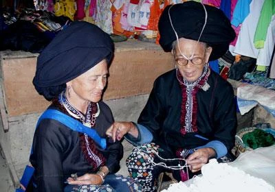 Vẻ đẹp trang phục phụ nữ Dao Khâu