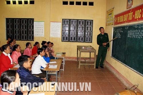 Những thầy giáo mang quân hàm xanh