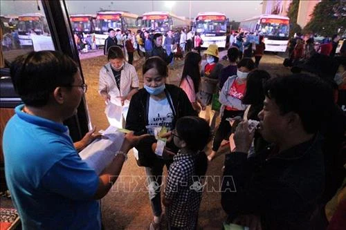 Những chuyến xe nghĩa tình đưa công nhân về quê đón Tết