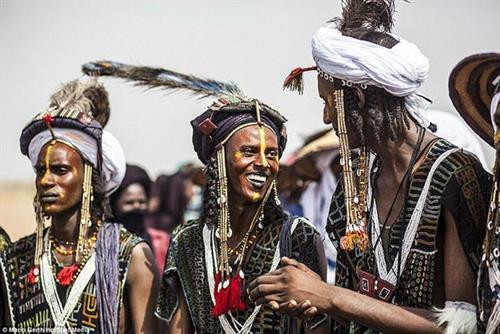 Bộ lạc Wodaabe, nơi đàn ông thích làm đẹp và phụ nữ được lấy nhiều chồng