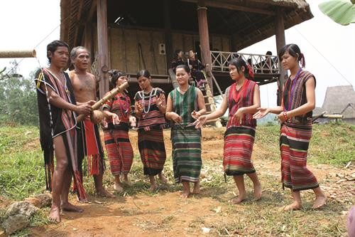 Nét đẹp trong trang phục dân tộc Brâu