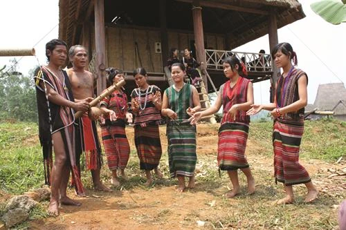 Nét đẹp trong trang phục dân tộc Brâu