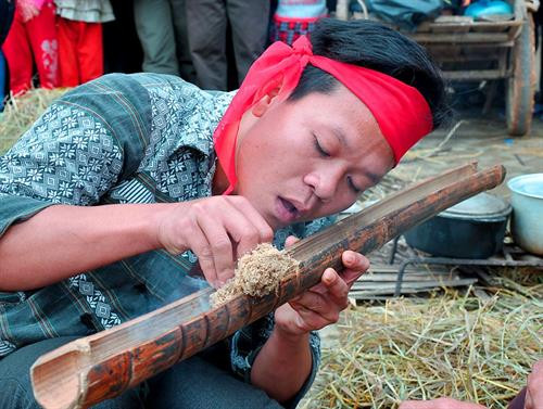 Kéo lửa nấu cơm