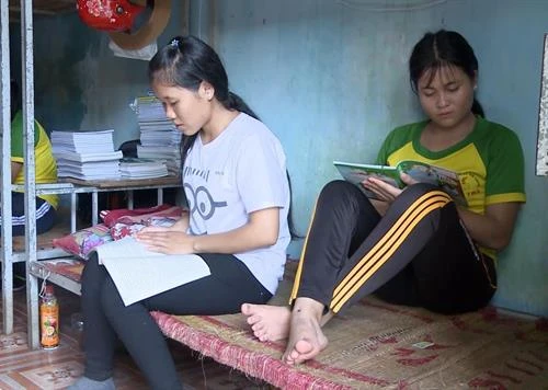 Quảng Ngãi: Học sinh vùng cao Tây Trà nhọc nhằn bám con chữ