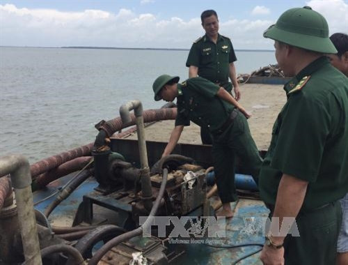 Bắt giữ nhiều phương tiện khai thác, vận chuyển cát trái phép trên vùng biển Thành phố Hồ Chí Minh