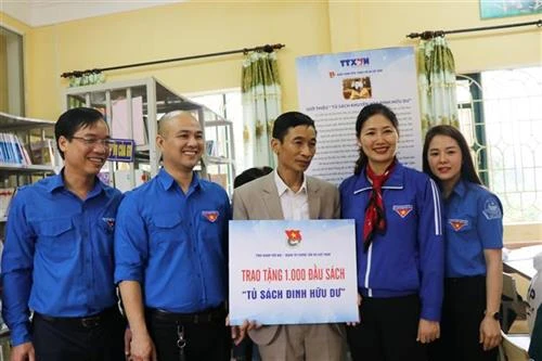 Trao tặng “Tủ sách khuyến học Đinh Hữu Dư” và khởi động Tháng Thanh niên