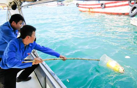 Khánh Hòa tăng cường thu gom, xử lý rác thải ở vùng ven biển, đảo