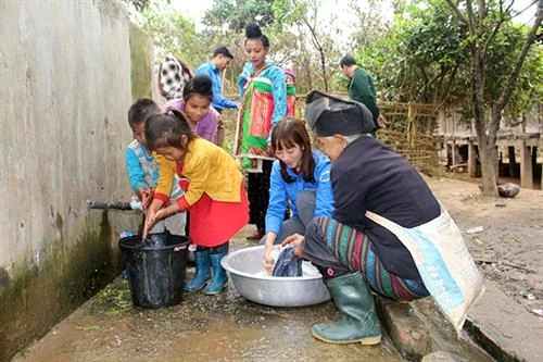 Bộ đội góp sức cùng dân bản Nà Cang xây dựng cuộc sống
