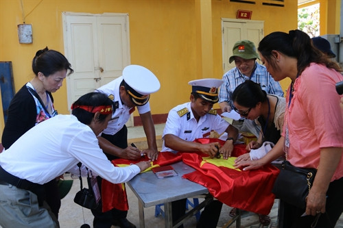 Kiều bào với Trường Sa: Bài 1 - Hành trình về với sự thật