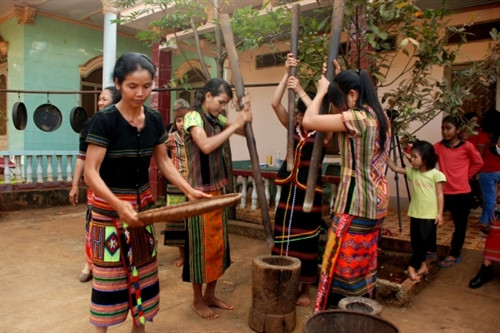 Về làng nhớ nhịp chày nghiêng