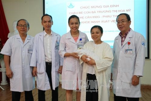 Bé gái sinh non nặng gần 900gr phải phẫu thuật tim đã được xuất viện
