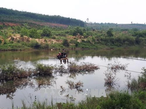 Người dân liều mình đu dây qua sông Pô Kô