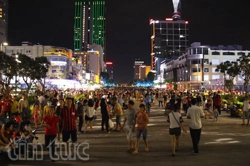 Người dân Thành phố Hồ Chí Minh nô nức đổ về trung tâm đêm 2/9