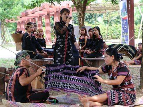 Ngọt ngào khúc hát ru của đồng bào Tà Ôi