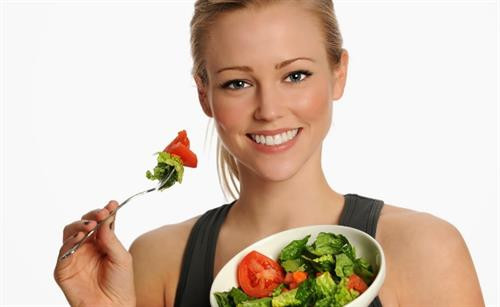 Ăn nhiều rau xanh và trái cây giúp phòng bệnh đục thủy tinh thể