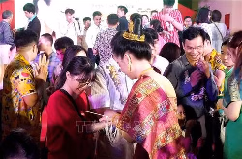 Lưu học sinh Lào vui Tết cổ truyền Bunpimay trên đất Cố đô