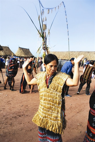 Y phục bằng vỏ cây của người Cơ Tu