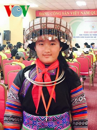 Cô bé Mông mồ côi học giỏi