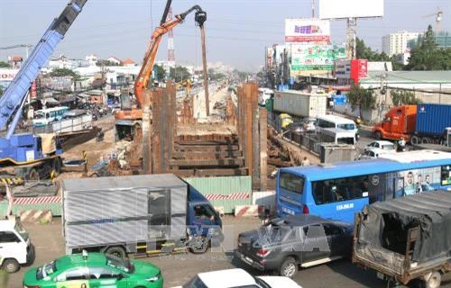 Thành phố Hồ Chí Minh: “Trễ hẹn” nhiều dự án giao thông trọng điểm