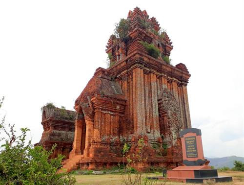 Tháp Bánh ít - Kiệt tác kiến trúc của người Chăm