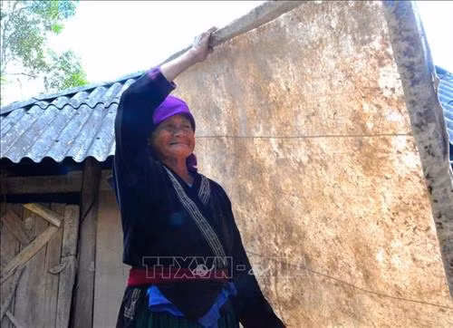 Gìn giữ nghề làm giấy dó của đồng bào Mông ở Điện Biên